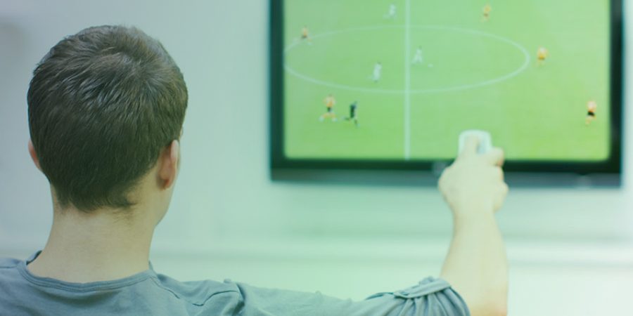 Rapaz a ver televisão